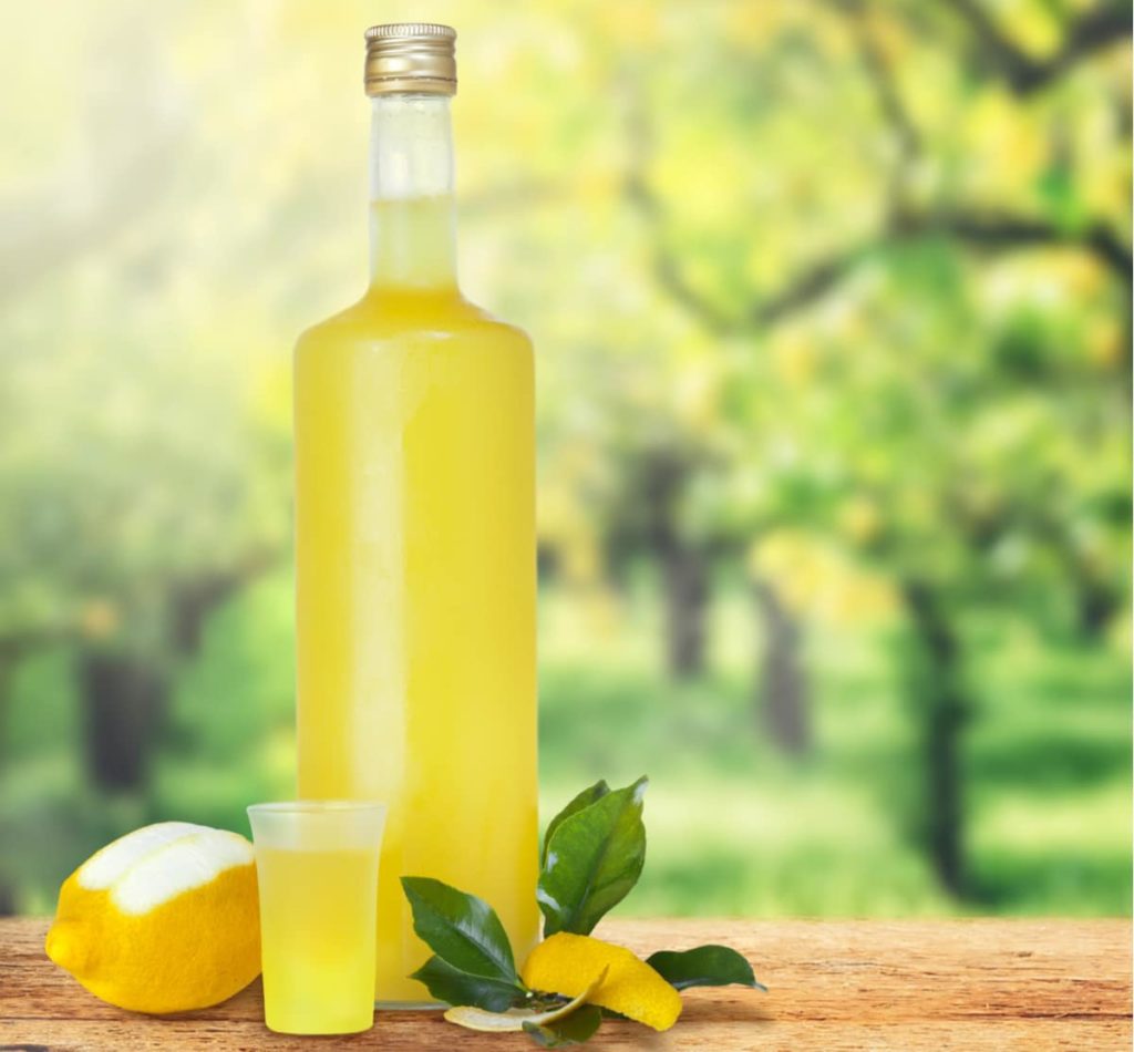 Come fare il limoncello in casa: ecco la ricetta originale