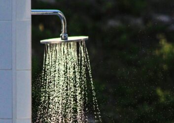 Sapete quanta acqua consumate quando fate la doccia?