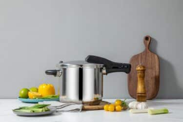 Come cucinare con la pentola a pressione: funzionamento, consigli e ricette
