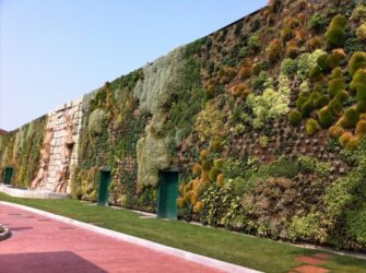 A Rozzano il giardino verticale più grande d'Italia