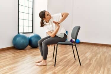Yoga sulla sedia: cos’è, benefici ed esercizi
